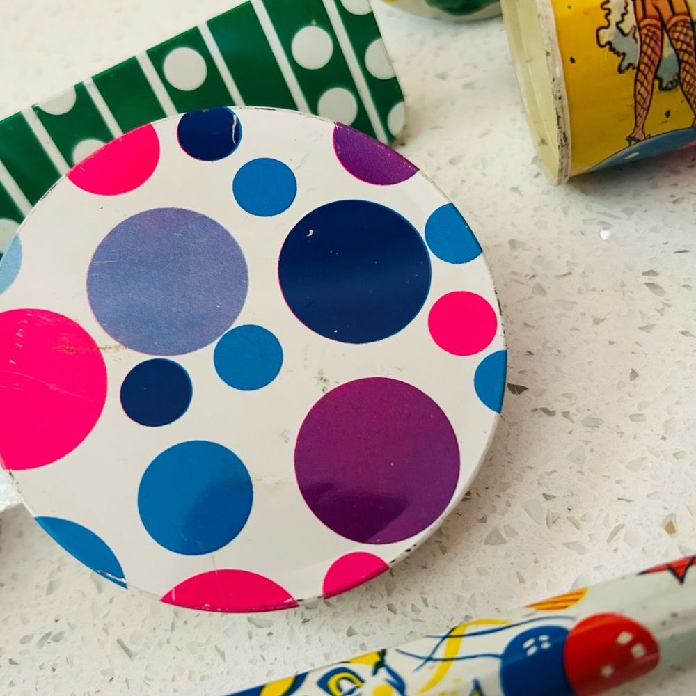 Tin noise makers lot of ten. - Picture 5 of 16